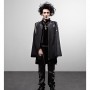 Edward Aux Mains d’Argent Cape SYLVIA RIELLE Robe BURFITT Ceinture RICHARD GAMPEL Collier croix et tête de mort et Bague CORPUS CHRISTI Collier sur les 2 épaules PHARD Pantalon ZU ELEMENTS Basket Adidas Originals By Originals