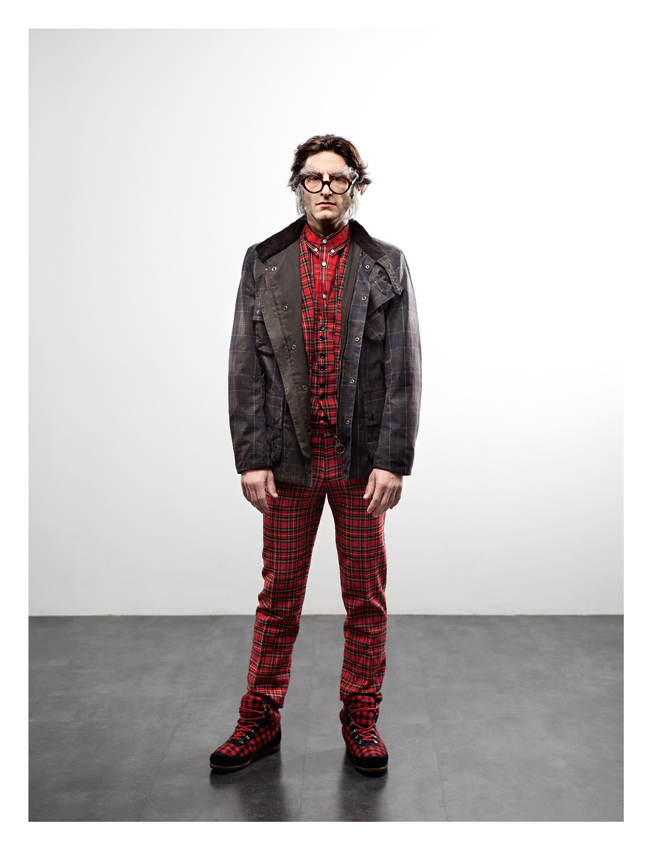 Manteau BARBOUR Costume trois pièces BILL TORNADE Chemise FRED PERRY Lunettes FUNK FOOD Basket “HI JACK” SCHMOOVE