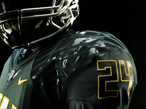 oregon-ducks-nike-integrated-football-uniform-2012-rose-bowl-7-600x450